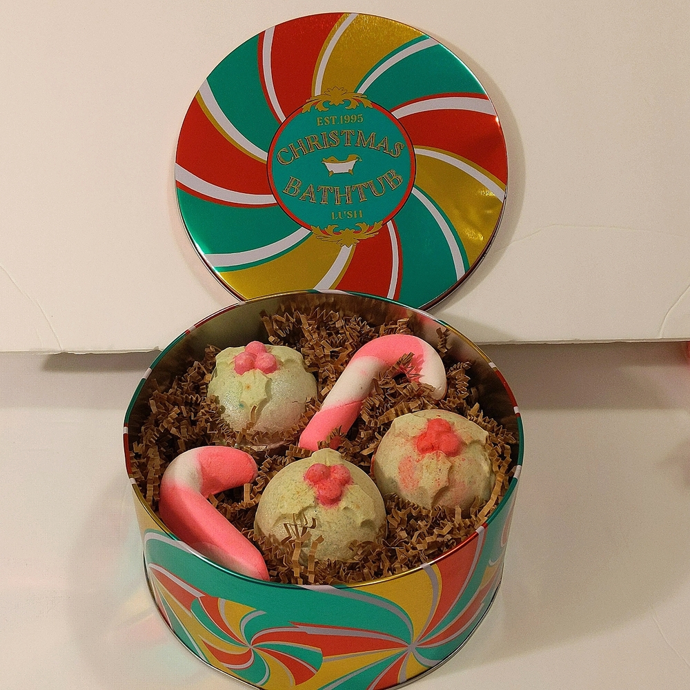 Retro Lush Christmas gift tin with 3 bath bombs + 2 bubble bars (See all pics!)